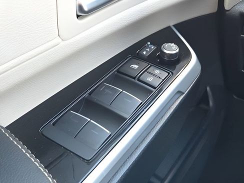 Used 2025 Toyota Sienna Limited image 24