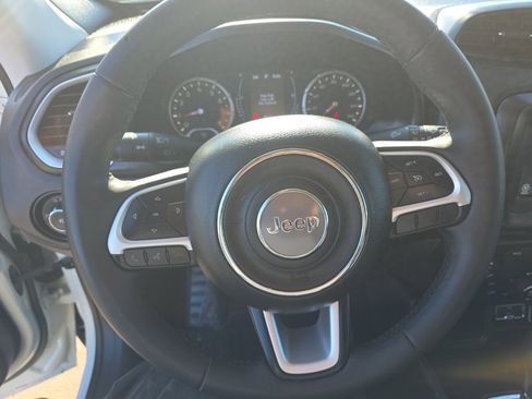 Used 2018 Jeep Renegade Latitude w/ Popular Equipment Group image 16