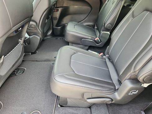 New 2026 Chrysler Pacifica Select image 8