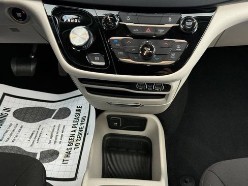 Certified 2023 Chrysler Voyager LX FWD image 11