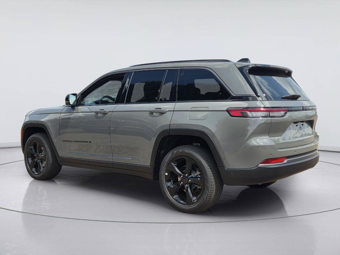 New 2027 Jeep Grand Cherokee Limited w/ Limited Altitude Package RWD image 4