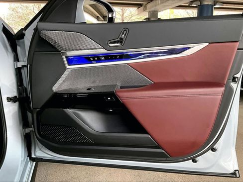 Used 2024 BMW 740i w/ Executive Package image 23