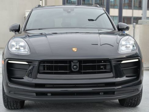 Certified 2025 Porsche Macan image 6