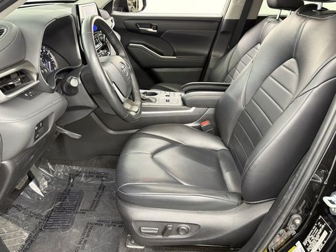 Used 2024 Toyota Highlander XLE image 17