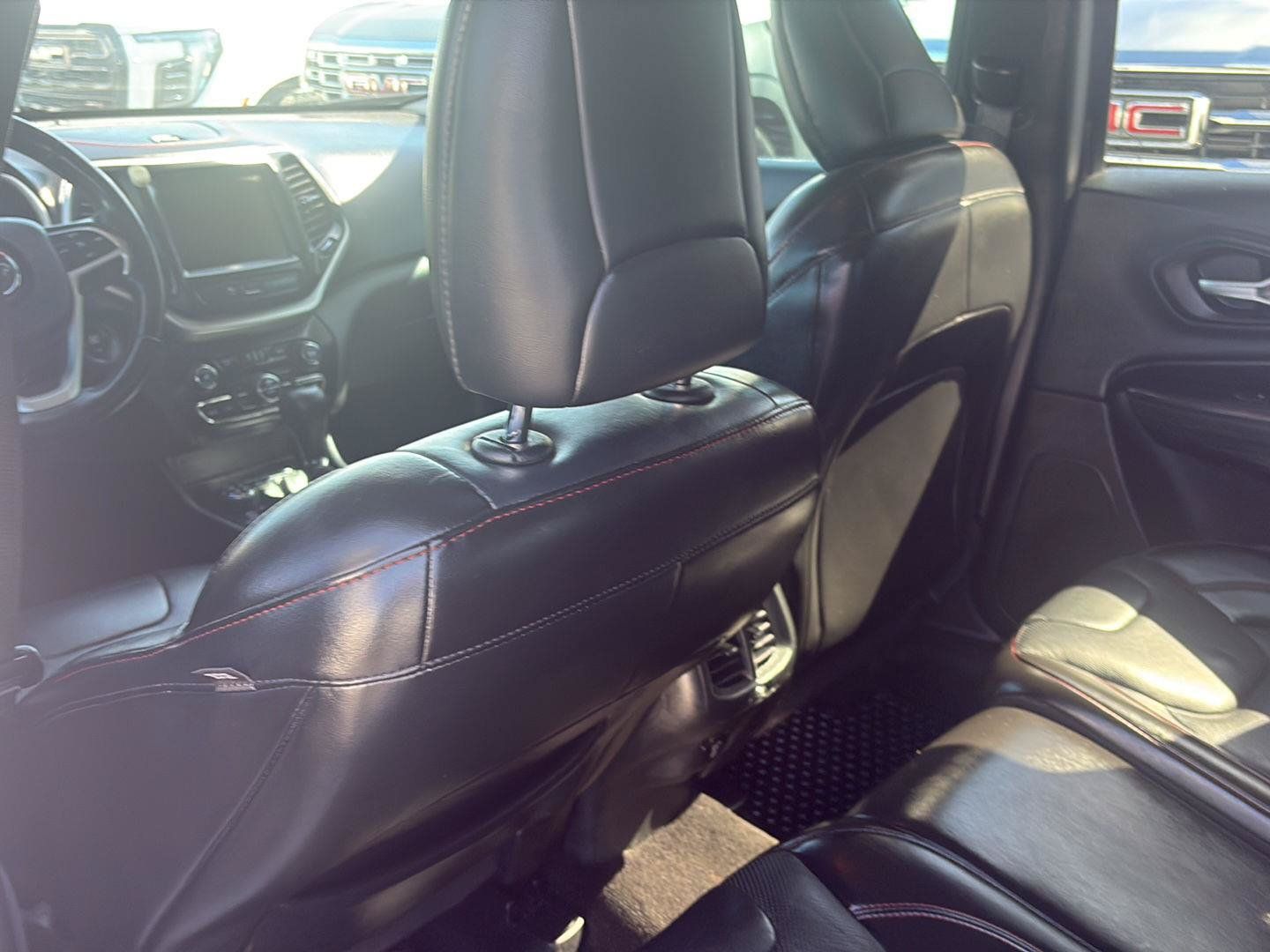Used 2015 Jeep Cherokee Trailhawk w/ Comfort/Convenience Group AWD/4WD image 27