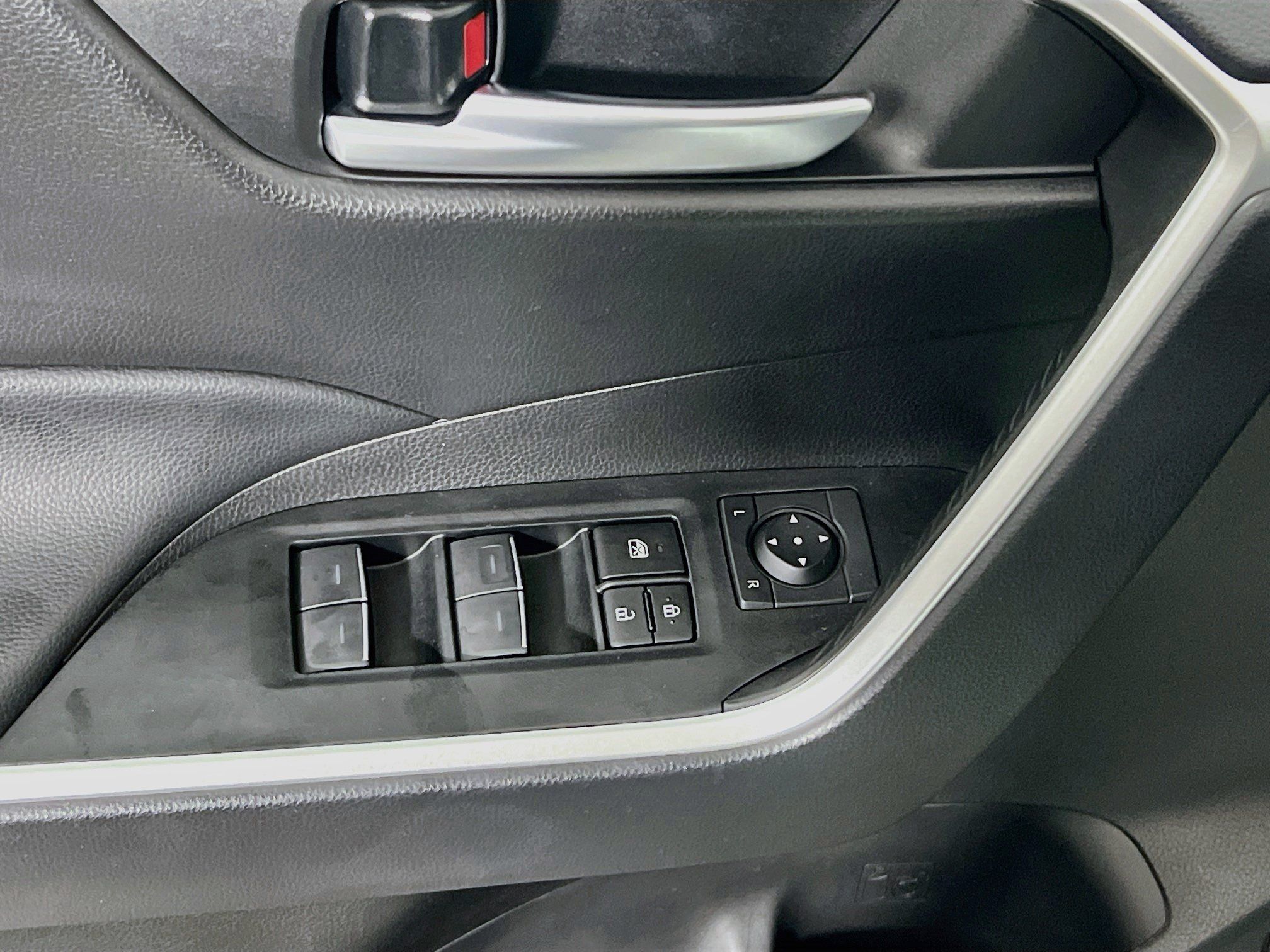 Used 2024 Toyota RAV4 XLE w/ Convenience Package FWD image 16
