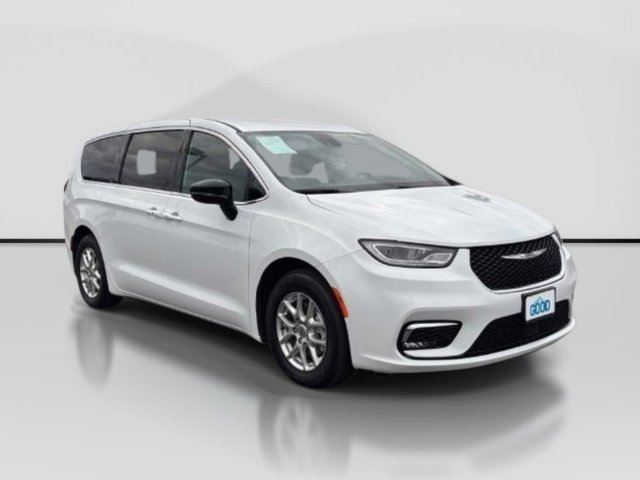 Used 2024 Chrysler Pacifica Touring FWD image 7