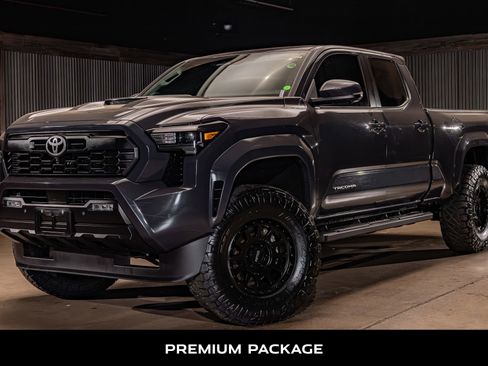 Used 2024 Toyota Tacoma TRD Sport w/ TRD Sport Premium Package AWD/4WD image 5