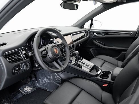 New 2025 Porsche Macan image 4