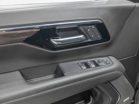 Used 2025 Chevrolet Suburban Premier image 13