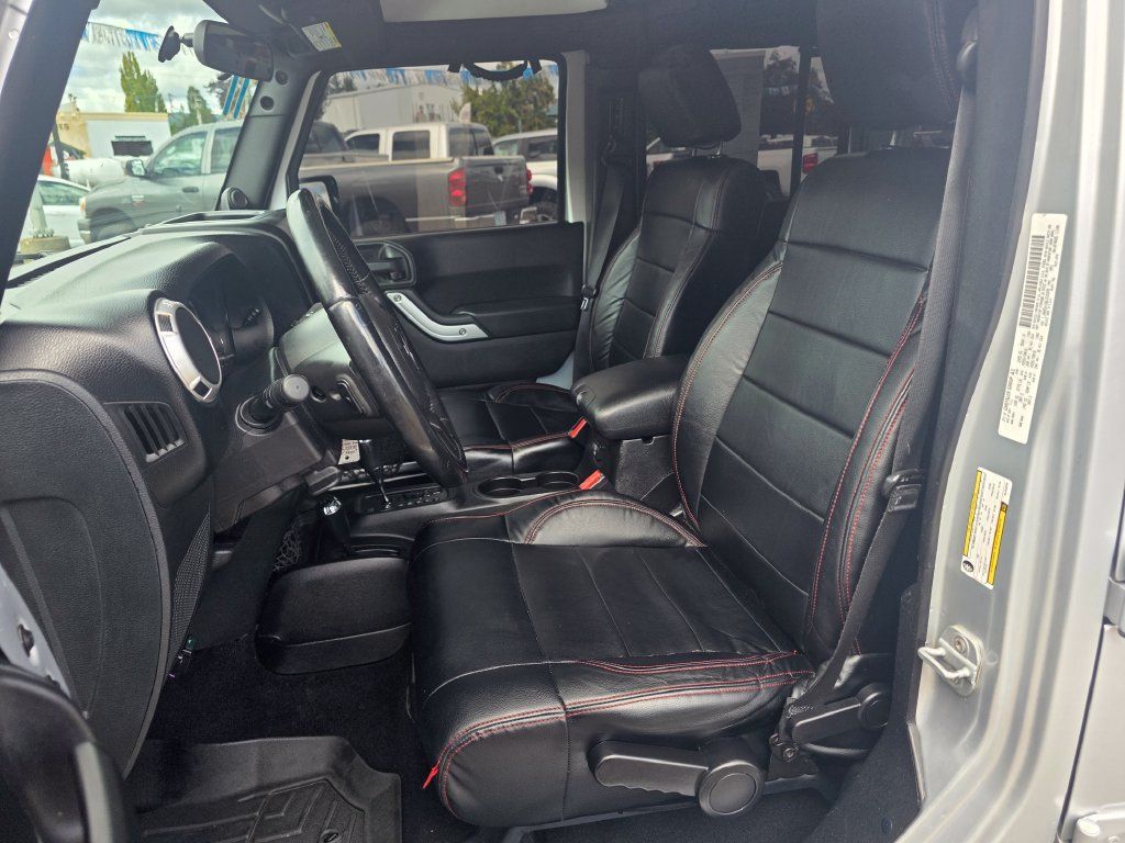 Used 2011 Jeep Wrangler Unlimited Sahara w/ Connectivity Group AWD/4WD image 5