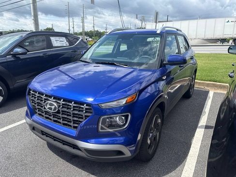 Used 2025 Hyundai Venue Limited FWD image 2