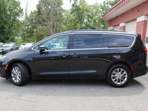 Used 2022 Chrysler Pacifica Touring-L w/ Uconnect Theater Family Group AWD/4WD image 2