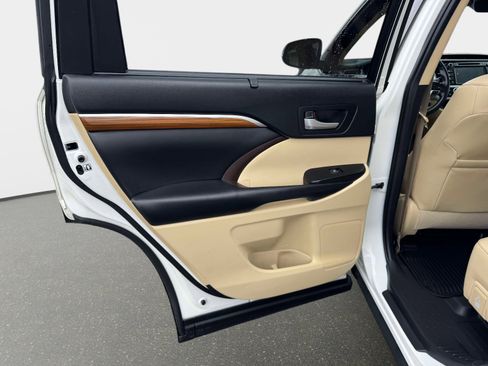 Used 2019 Toyota Highlander Limited w/ Protection Package #3 image 21