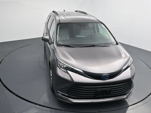 Used 2024 Toyota Sienna XLE FWD image 21