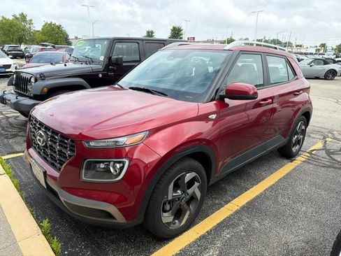 Used 2024 Hyundai Venue Limited FWD image 2