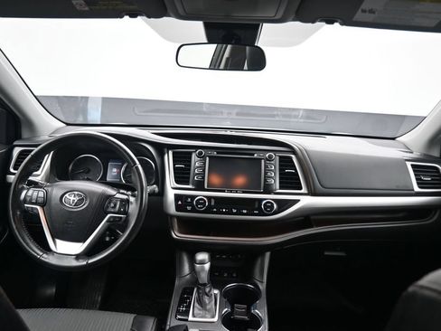 Used 2019 Toyota Highlander Plus AWD/4WD image 48