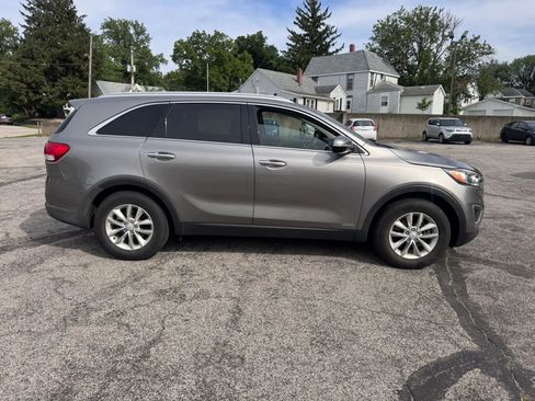 Used 2017 Kia Sorento AWD w/ LX Convenience Package image 4
