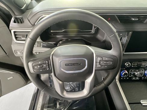 Used 2024 GMC Yukon XL Denali image 11