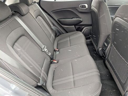 Used 2025 Hyundai Venue SEL image 33