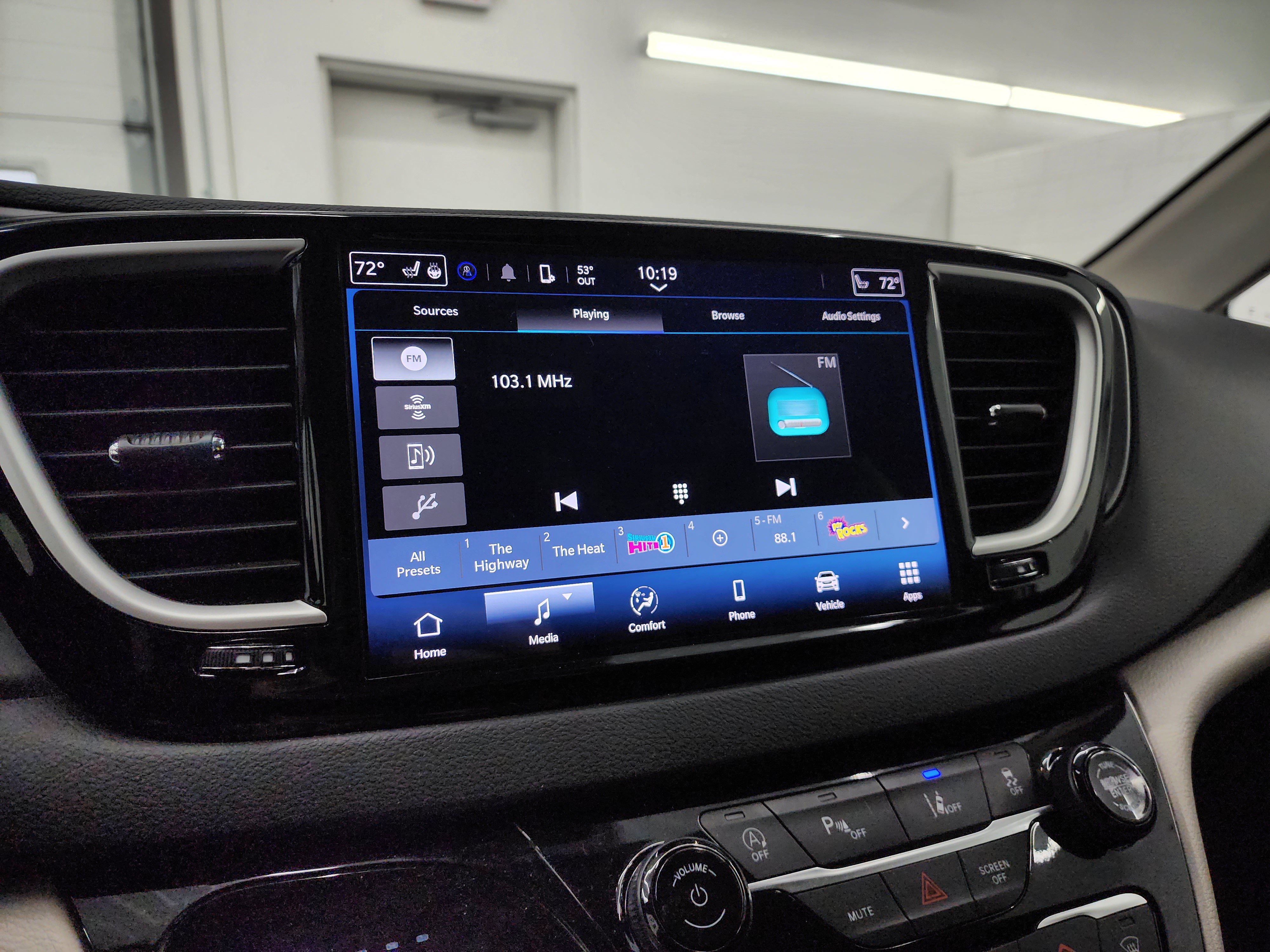 Used 2024 Chrysler Pacifica Touring-L FWD image 11