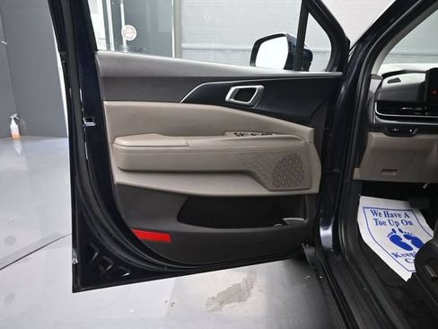 Used 2025 Kia Carnival FWD image 11