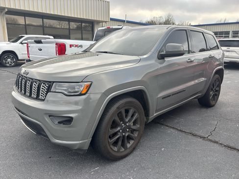 Used 2022 Jeep Grand Cherokee Laredo X image 1