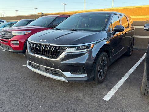 Used 2024 Kia Carnival EX image 5