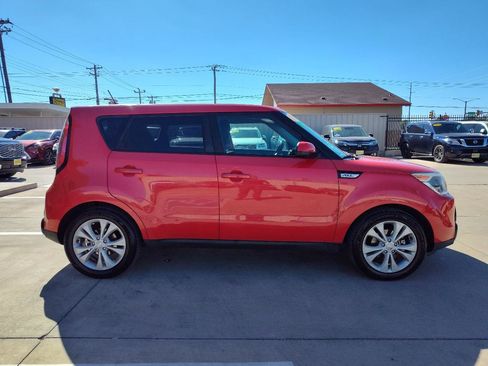 Used 2016 Kia Soul + FWD image 3