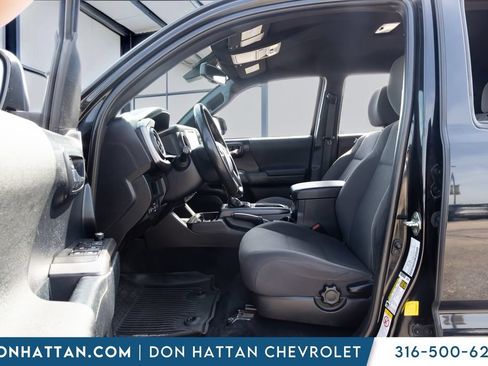 Used 2018 Toyota Tacoma TRD Sport AWD/4WD image 3