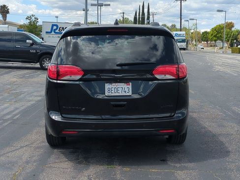 Used 2018 Chrysler Pacifica Limited image 7