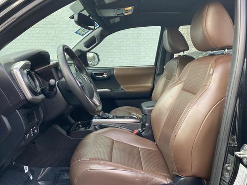 Used 2017 Toyota Tacoma Limited image 16