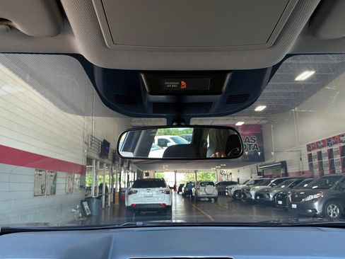 Used 2025 Nissan Rogue SV FWD image 18
