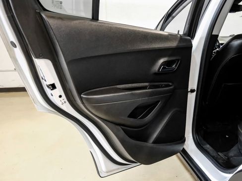 Used 2020 Chevrolet Trax LT w/ LT Convenience Package image 43