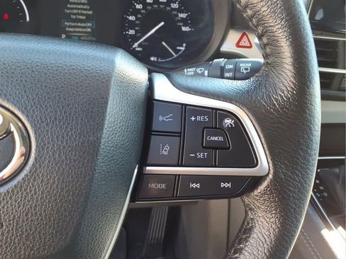 Used 2023 Toyota Sienna XLE FWD image 17