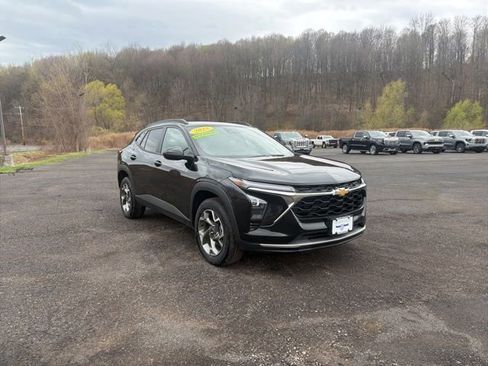 Used 2025 Chevrolet Trax LT FWD image 7