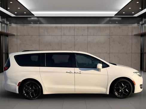 Used 2019 Chrysler Pacifica Touring-L Plus w/ Advanced Safetytec Group FWD image 14