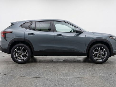 Used 2025 Chevrolet Trax LT FWD image 11