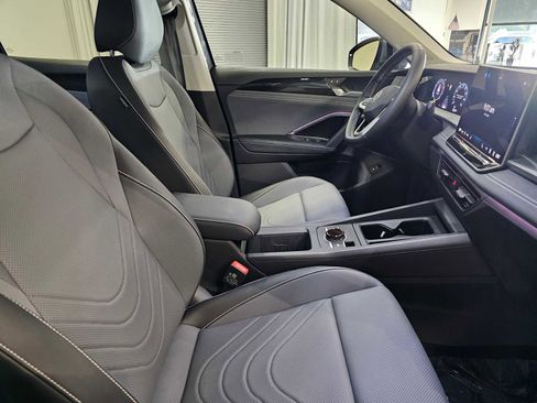 New 2025 Volkswagen Tiguan SE image 11