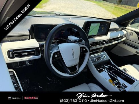 Used 2025 Lincoln Aviator Black Label AWD/4WD image 4