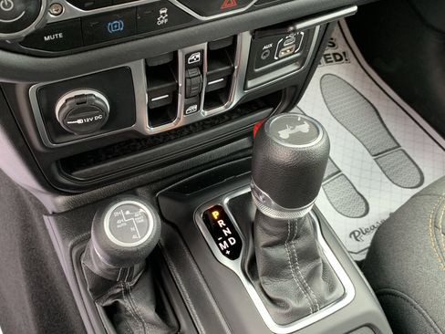 Used 2025 Jeep Wrangler Unlimited Sahara AWD/4WD image 23