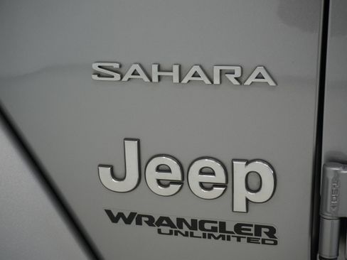 Used 2018 Jeep Wrangler Unlimited Sahara w/ LED Lighting Group image 9