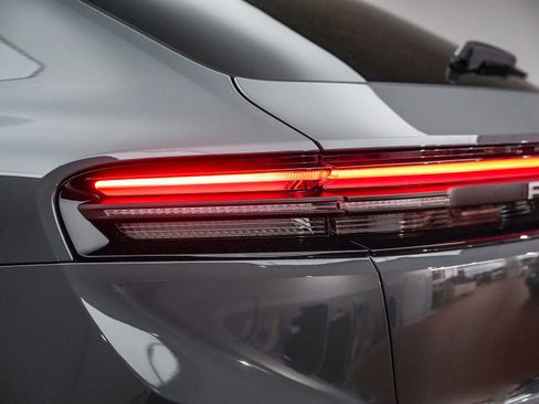 Certified 2025 Porsche Macan 4S Electric AWD/4WD image 13