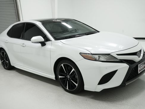 Used 2018 Toyota Camry XSE image 3
