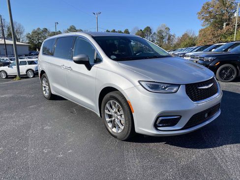 Used 2023 Chrysler Pacifica Touring-L image 1