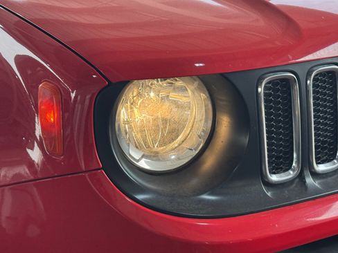 Used 2018 Jeep Renegade Latitude FWD image 30