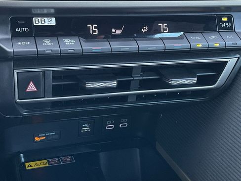 Used 2025 Toyota Camry SE image 31