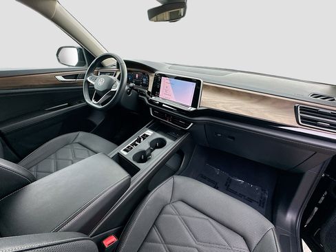Used 2024 Volkswagen Atlas SE image 32
