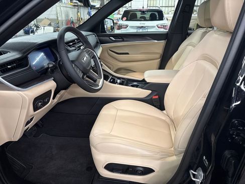 New 2025 Jeep Grand Cherokee Limited w/ Black Appearance Package image 9