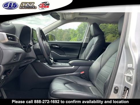 Used 2021 Toyota Highlander XLE AWD/4WD image 3